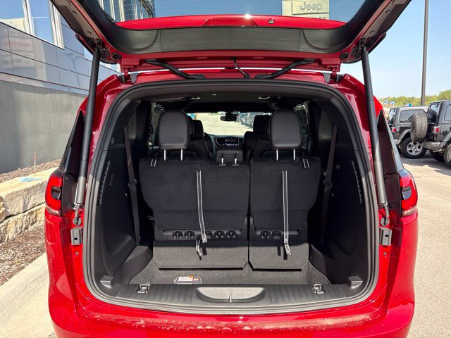 New 2027 Chrysler Pacifica Select FWD image 5