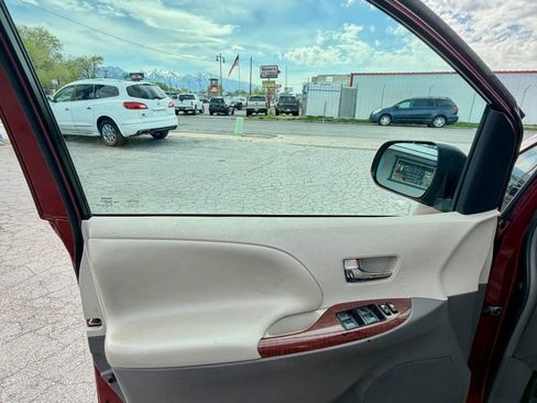 Used 2014 Toyota Sienna XLE image 24