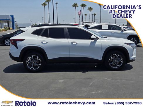 Used 2025 Chevrolet Trax LT w/ LPO, Blackout Package FWD image 8