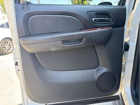 Used 2013 Chevrolet Suburban LTZ RWD image 17