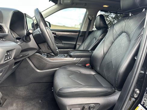 Used 2022 Toyota Highlander Platinum image 16