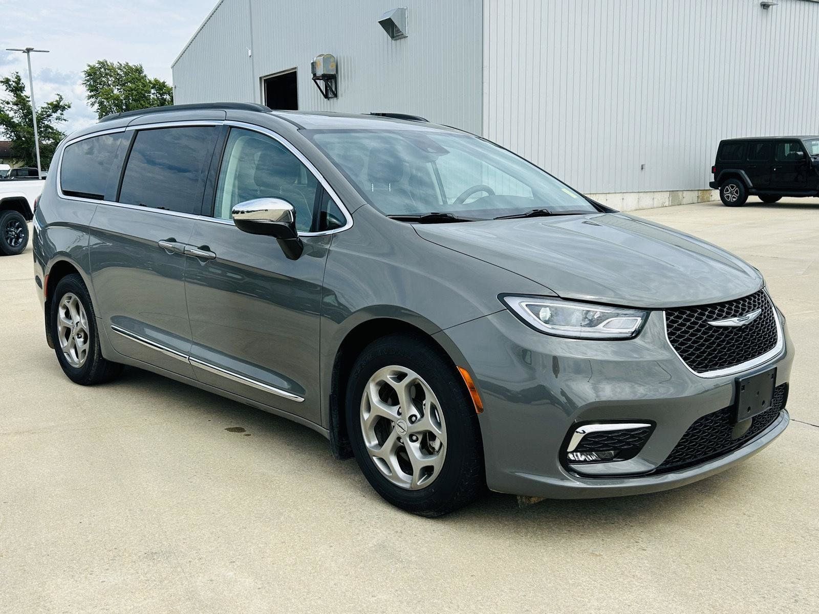 Used 2023 Chrysler Pacifica Limited FWD image 2