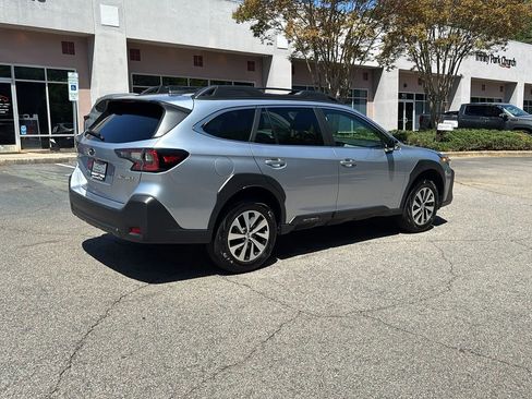 Used 2023 Subaru Outback Premium image 5