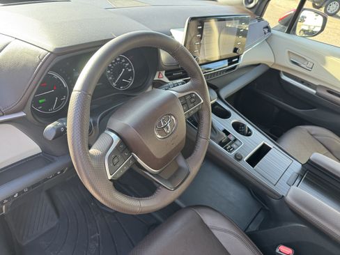 Certified 2023 Toyota Sienna Platinum image 13