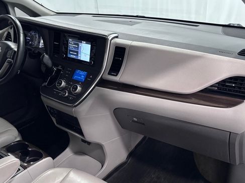 Used 2018 Toyota Sienna XLE Premium FWD image 17