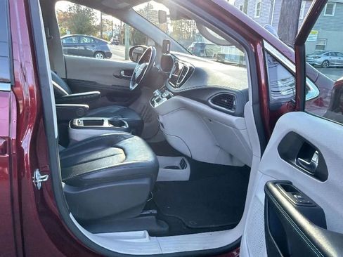Used 2021 Chrysler Pacifica Touring-L FWD image 25