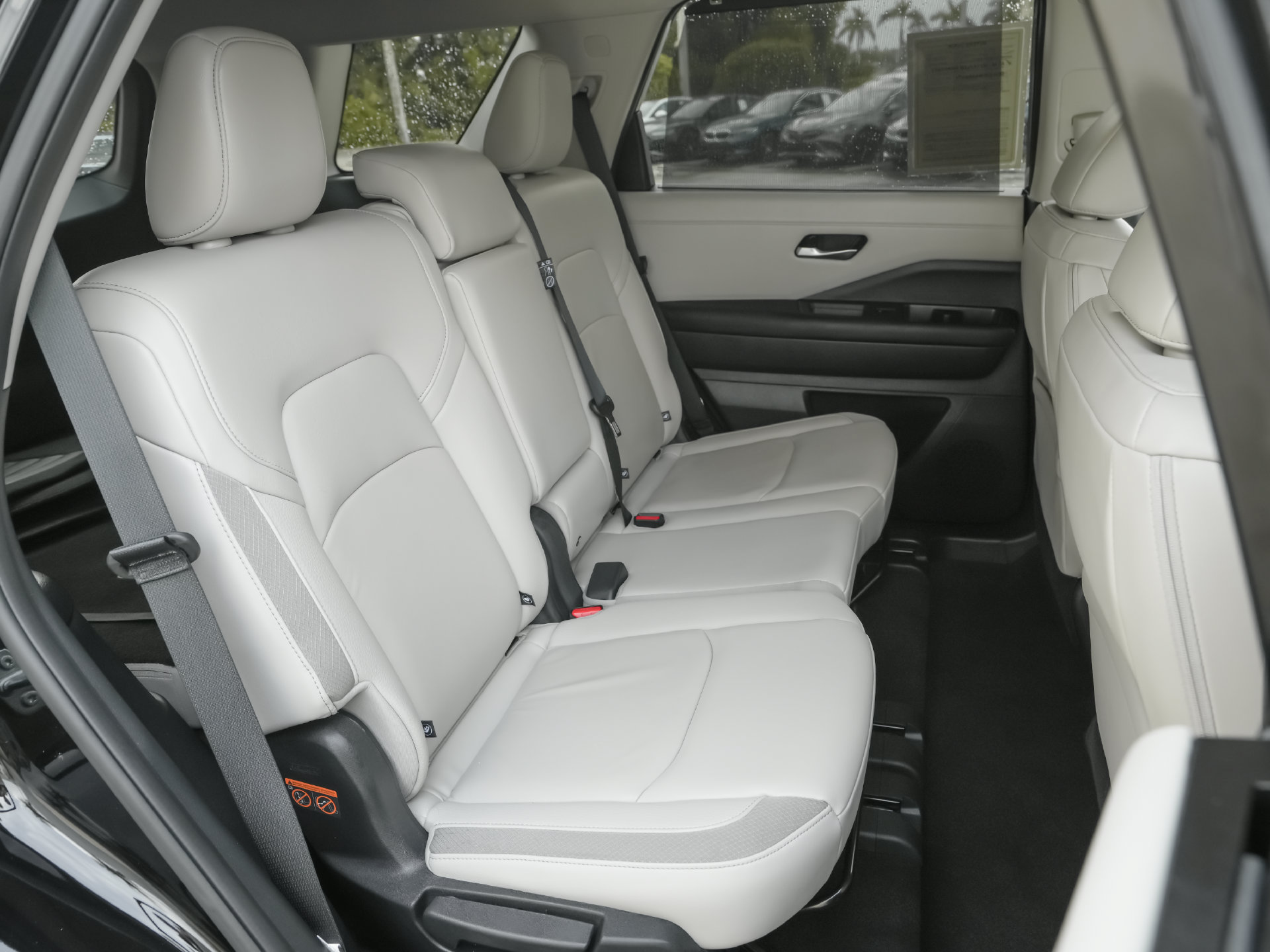 Used 2025 Nissan Pathfinder SL FWD image 9
