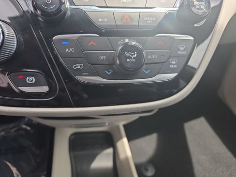 Used 2022 Chrysler Pacifica Touring-L FWD image 25