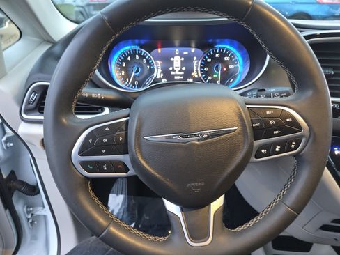 Used 2022 Chrysler Pacifica Touring-L image 17