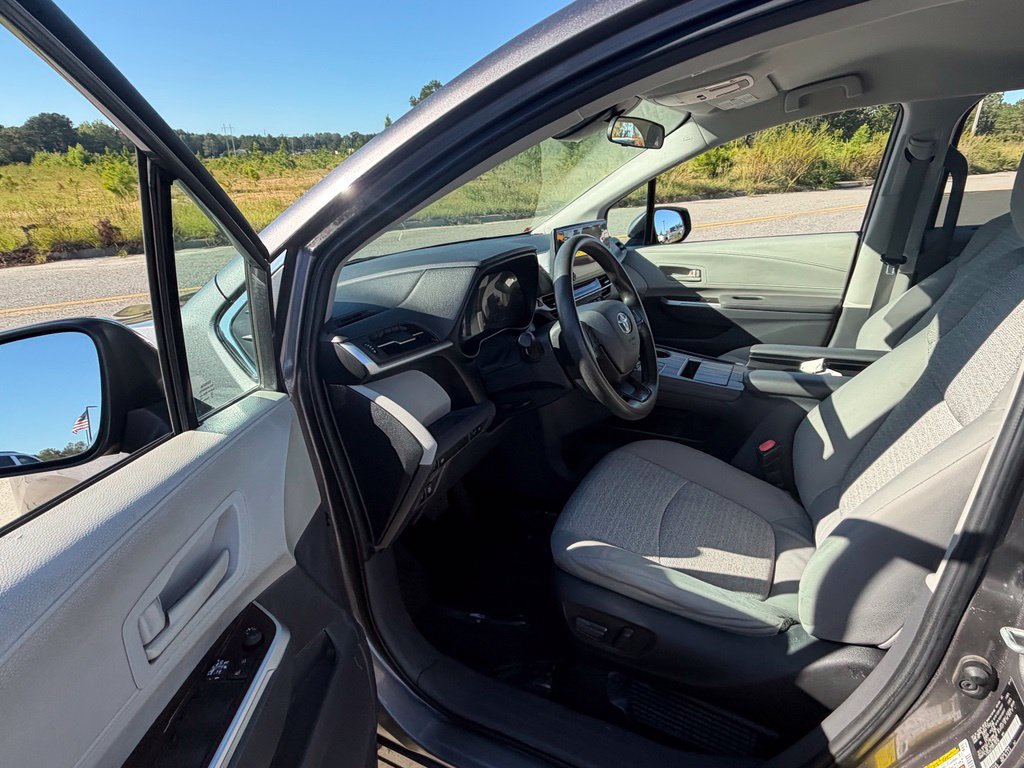Used 2023 Toyota Sienna LE FWD image 32