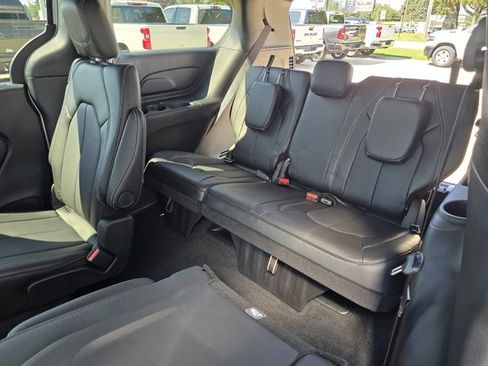 New 2026 Chrysler Pacifica Select image 24