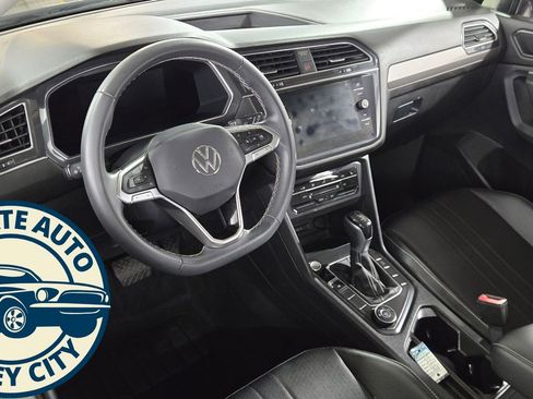 Used 2022 Volkswagen Tiguan SE w/ Panoramic Sunroof Package AWD/4WD image 10