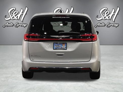Used 2023 Chrysler Pacifica Touring FWD image 15