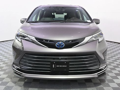 Used 2023 Toyota Sienna Platinum AWD/4WD image 10