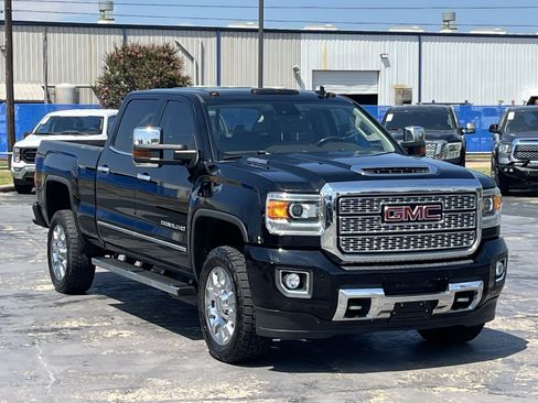 Used 2019 GMC Sierra 2500 Denali w/ Duramax Plus Package AWD/4WD image 5