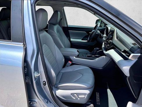 Used 2023 Toyota Highlander XLE FWD image 9