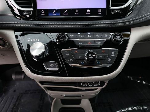 Used 2022 Chrysler Pacifica Touring-L FWD image 19