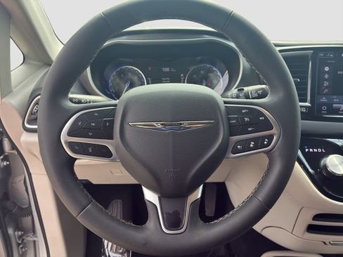 Used 2024 Chrysler Pacifica Touring-L FWD image 16