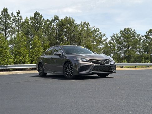 Used 2023 Toyota Camry SE w/ Convenience Package FWD image 2