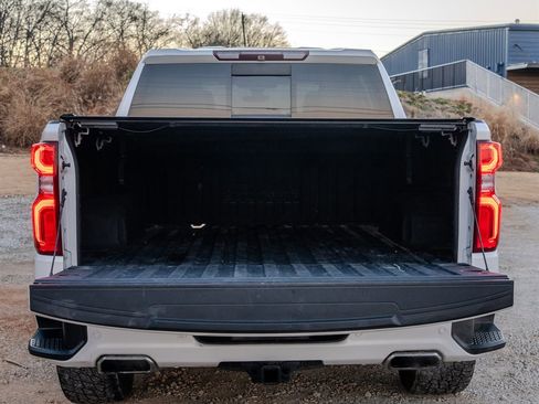 Used 2019 Chevrolet Silverado 1500 High Country w/ Technology Package AWD/4WD image 9
