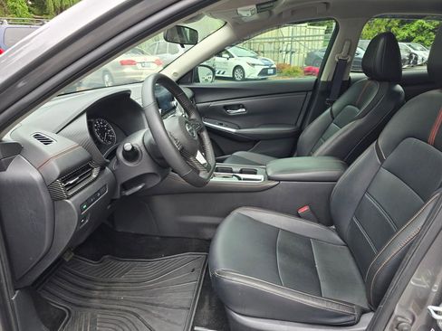Used 2023 Nissan Sentra SR w/ SR Premium Package FWD image 9