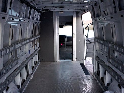 Used 2014 Freightliner Sprinter 2500 image 18