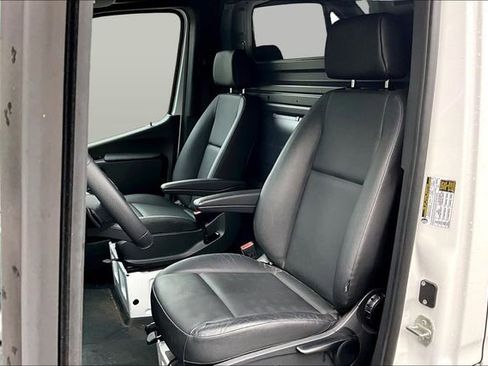 Used 2025 Mercedes-Benz Sprinter 2500 image 13
