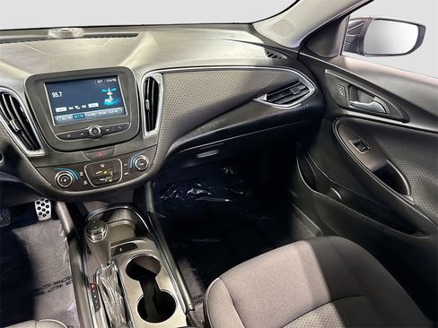 Used 2017 Chevrolet Malibu LT image 20