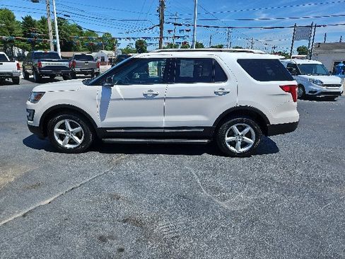 Used 2017 Ford Explorer XLT AWD/4WD image 4
