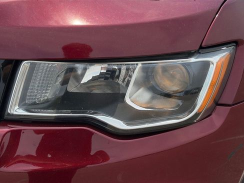 Used 2017 Jeep Grand Cherokee Laredo AWD/4WD image 10