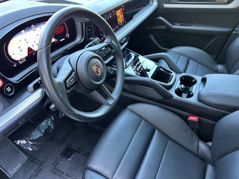 Certified 2025 Porsche Cayenne AWD/4WD image 4
