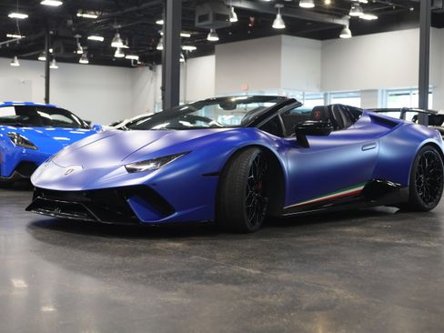 Used 2019 Lamborghini Huracan Performante AWD/4WD image 3