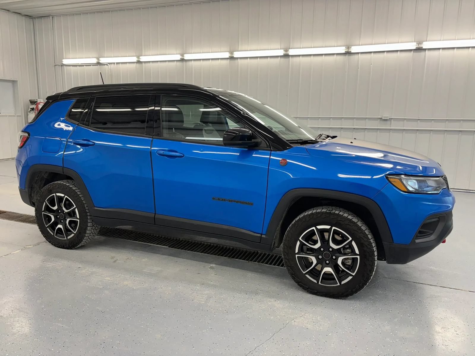 Used 2025 Jeep Compass Trailhawk w/ Trailhawk Convenience Group AWD/4WD image 13