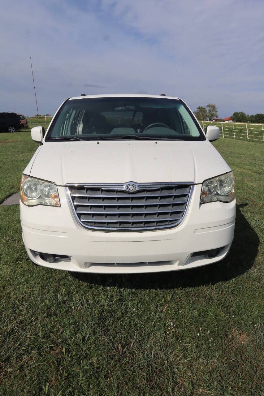 Used 2010 Chrysler Town & Country Touring FWD image 9