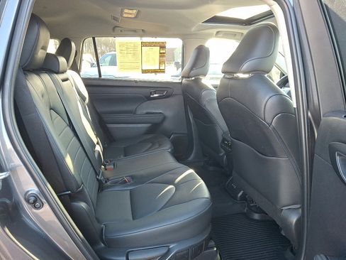 Used 2022 Toyota Highlander XLE image 15
