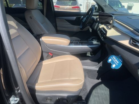 Certified 2025 Buick Enclave Preferred FWD image 17