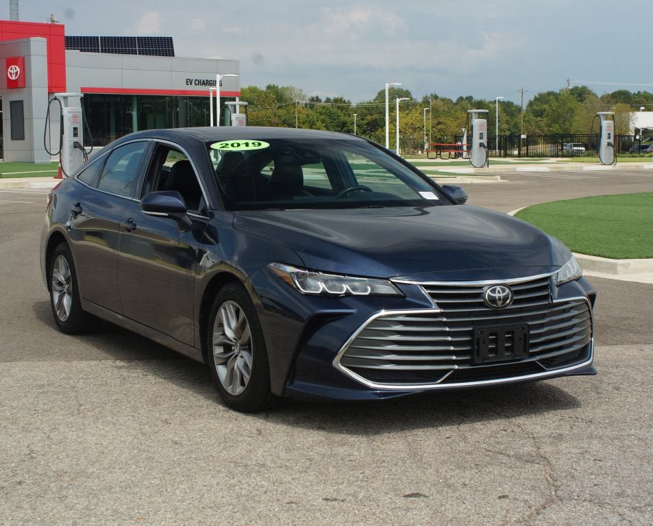 Used 2019 Toyota Avalon XLE w/ Moonroof Package FWD image 2