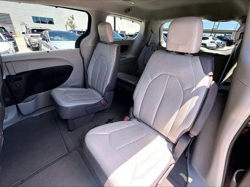 Used 2017 Chrysler Pacifica Touring-L Plus w/ Advanced Safetytec Group FWD image 18