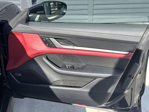 Used 2025 Porsche Taycan image 18