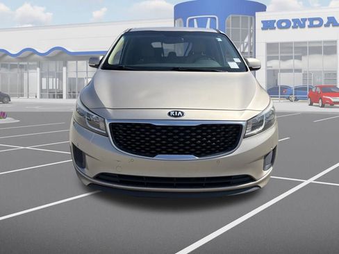Used 2017 Kia Sedona LX w/ LX Essentials Premium Package image 2