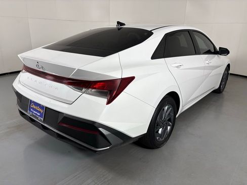 Used 2024 Hyundai Elantra SEL FWD image 8