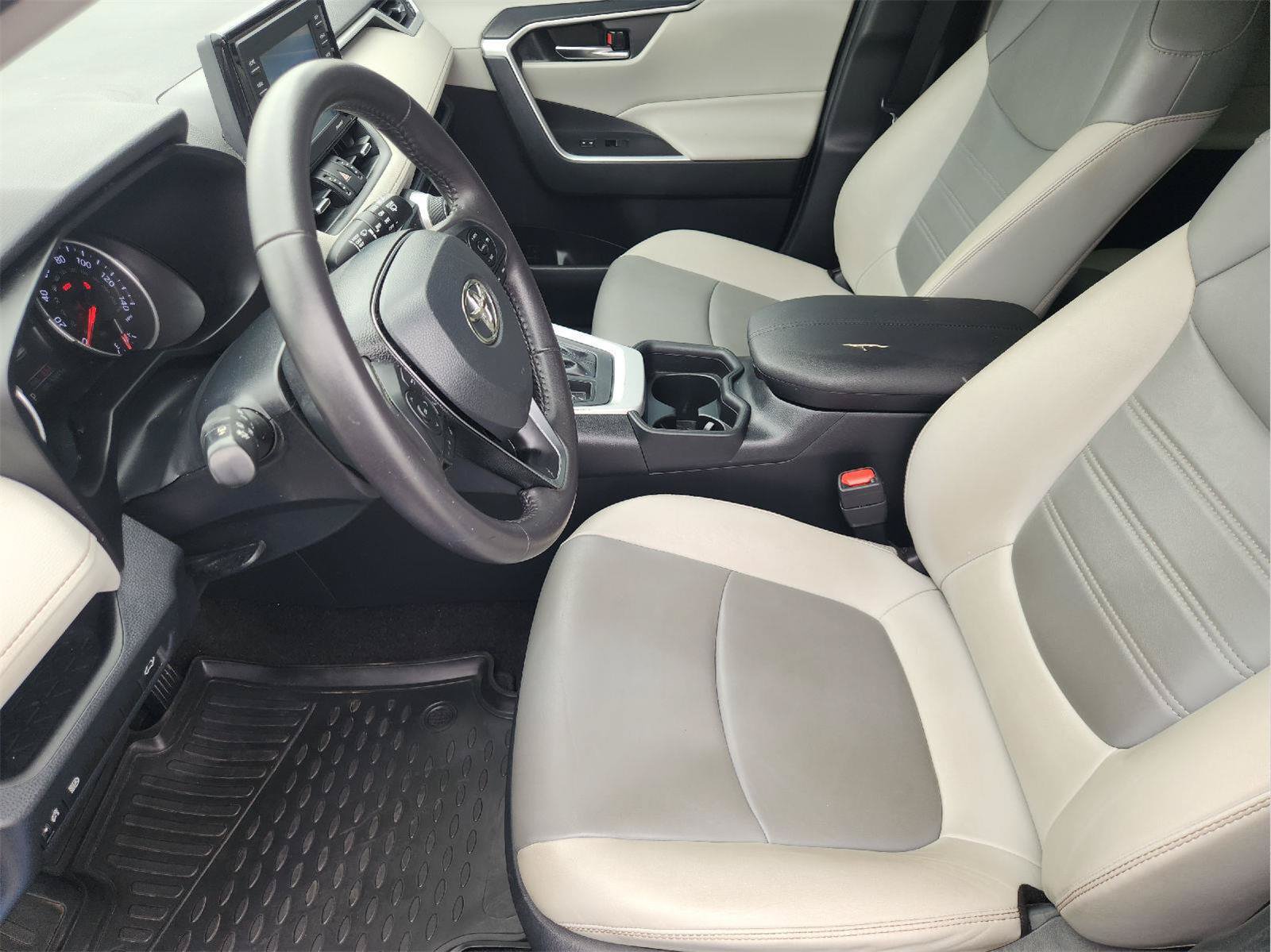 Used 2020 Toyota RAV4 XLE Premium FWD image 13
