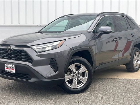 Used 2022 Toyota RAV4 XLE w/ Convenience Package image 2
