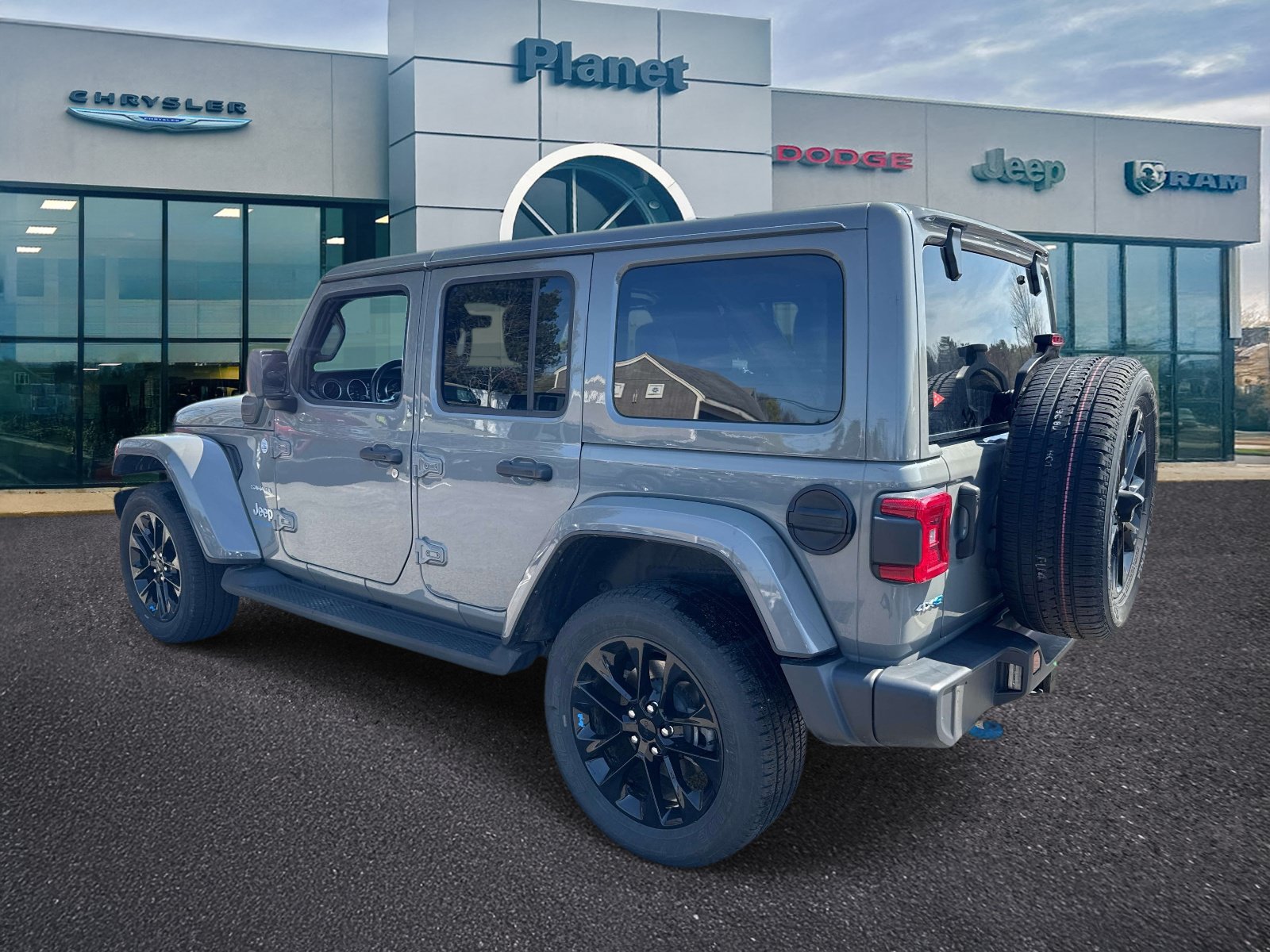 Used 2023 Jeep Wrangler Unlimited Sahara w/ Cold Weather Group AWD/4WD image 3