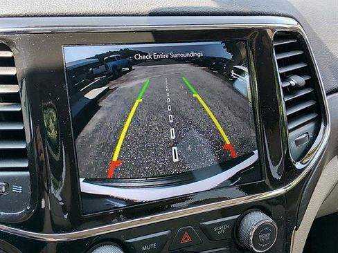 Used 2022 Jeep Grand Cherokee Laredo E RWD image 14
