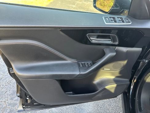 Used 2017 Jaguar F-PACE Prestige image 12