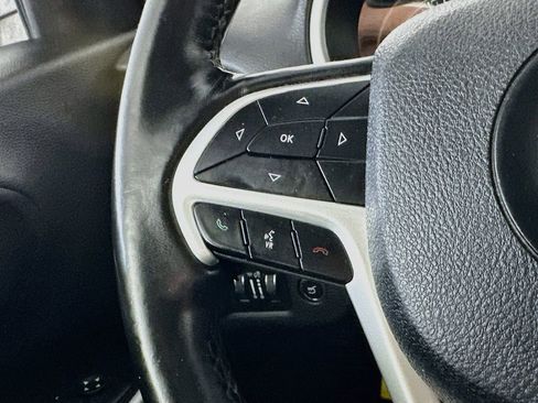 Used 2018 Jeep Cherokee Latitude Plus w/ Comfort/Convenience Group AWD/4WD image 25