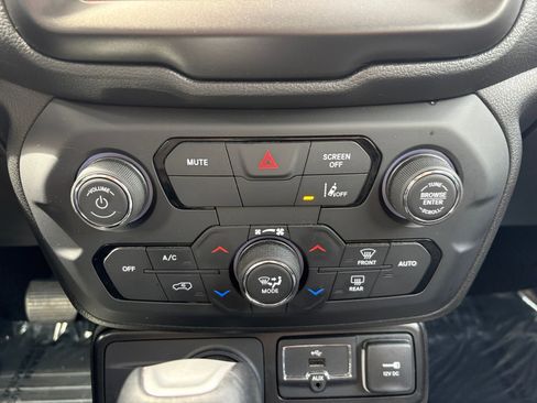 Used 2023 Jeep Renegade Latitude AWD/4WD image 28
