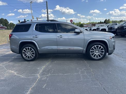 Used 2023 GMC Acadia Denali w/ Denali Ultimate Package FWD image 9