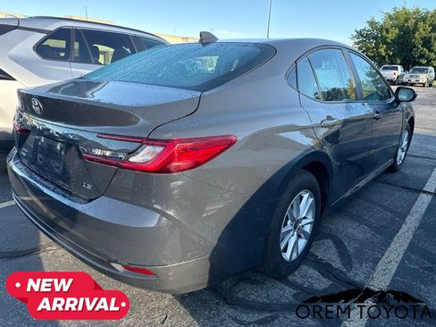 Used 2025 Toyota Camry XLE AWD/4WD image 3